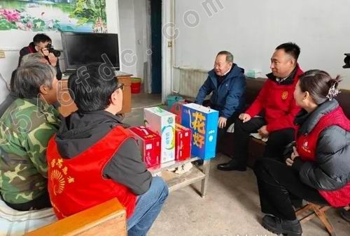 金辰志愿者雪中送炭 让孩子们在这个冬天暖身暖