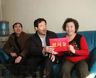 东营市住建委领导慰问我公司困难员工