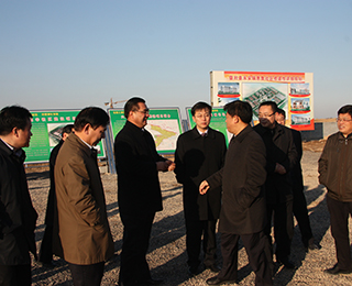 我公司周总陪同垦利县县长崔建华视察惠鲁社区